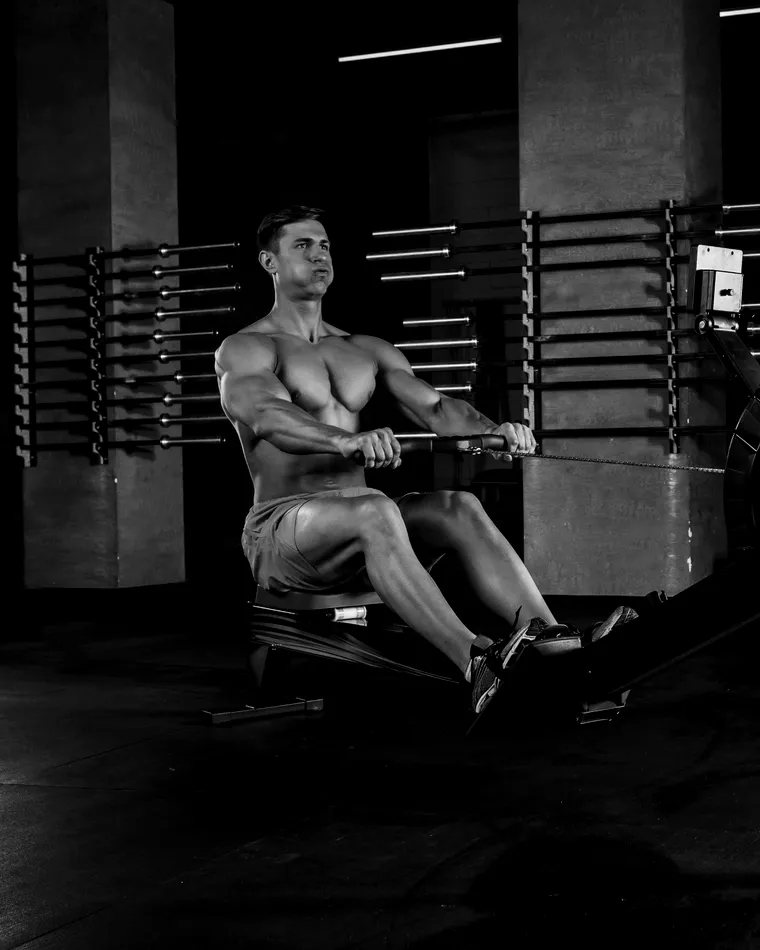 Aluno treinando em aparelho de musculação